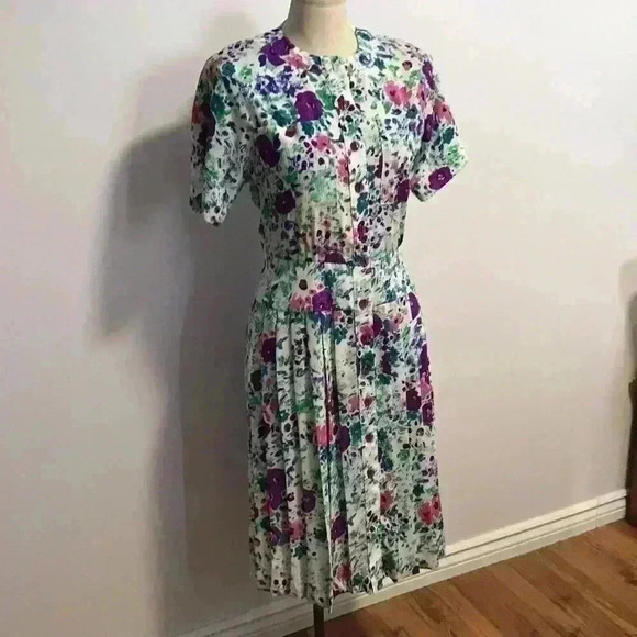 ‼️SALE‼️ 2/$25 Vintage Printed Dress with Pleated Skirt - Picture 3 of 7